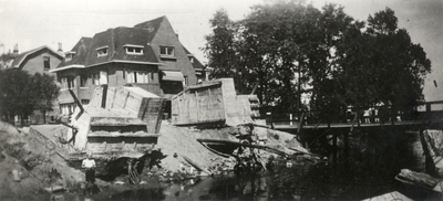 14719 Gezicht op de door Duitse troepen op 6 mei 1945 vernielde Vaartbrug over het Omleidingskanaal in de Kerkewijk te ...
